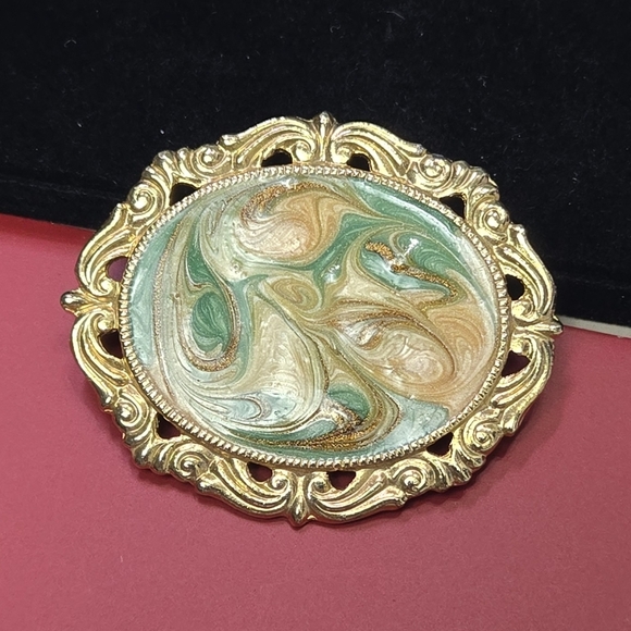 Vintage Gold Tone and Green Enamel Artwork  Swirl Brooch - Picture 14 of 17